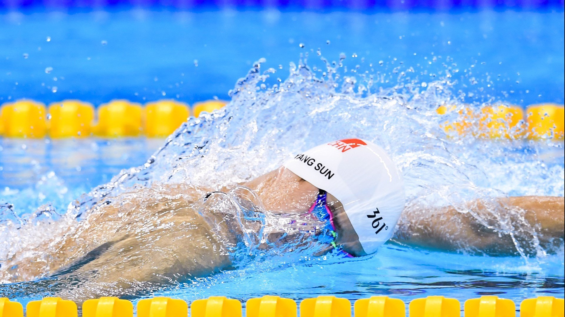 “高新体育中心羽毛球:快速反应与精准击球的完美展示”